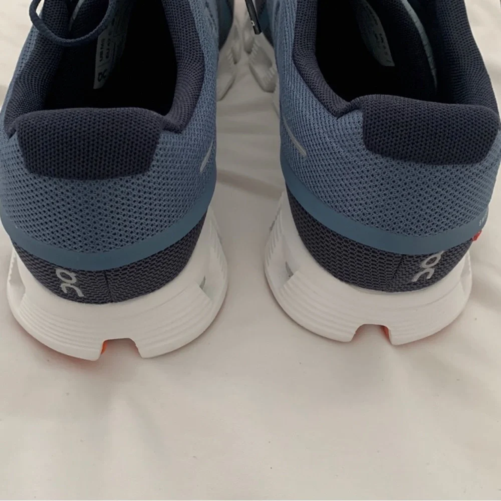 NWOT Mens on cloud Shoes Size 9